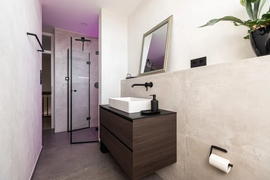 Komplett saniertes Bad in Wadersloh mit Waschtisch, Spiegel und Walk-in-Dusche