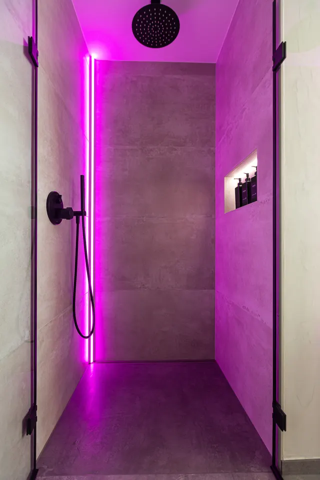 Walk-in-Dusche mit farbigem LED-Licht