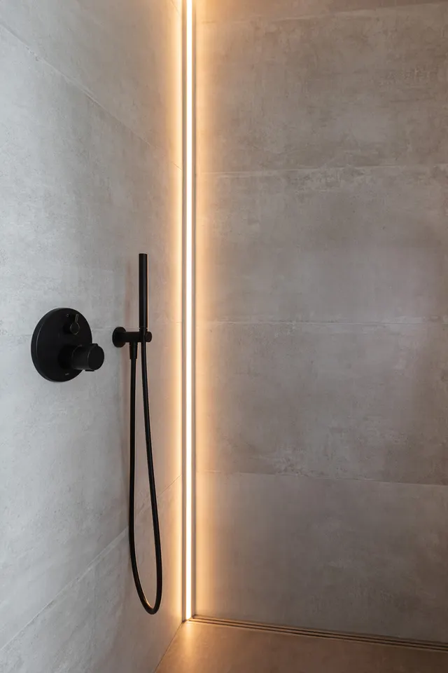 Dusche mit Lichtleiste und Chromarmatur