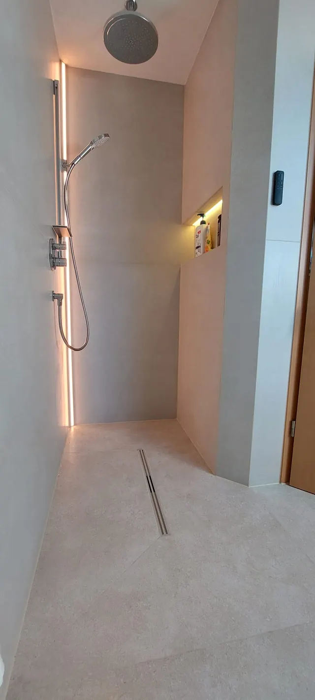 Dusche mit Lichtleiste unter einer Dachschräge