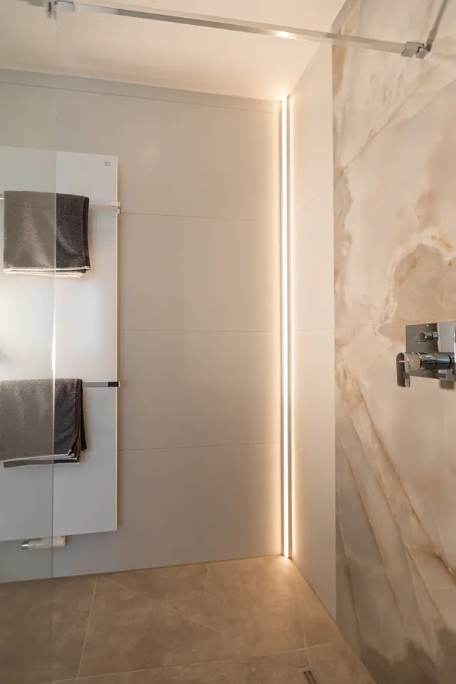 Dusche mit Lichtleiste in Marmoroptik