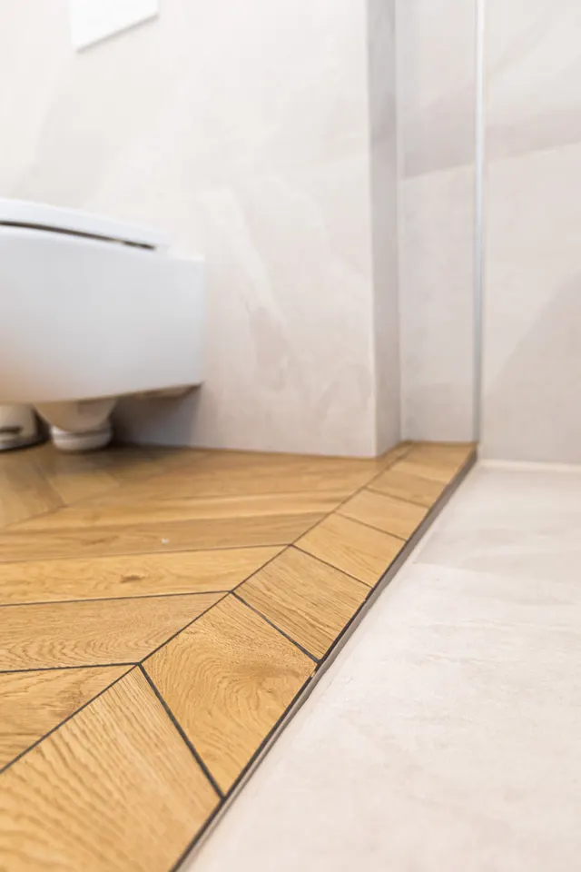 Übergang von der bodengleichen Dusche zum Holzoptikboden