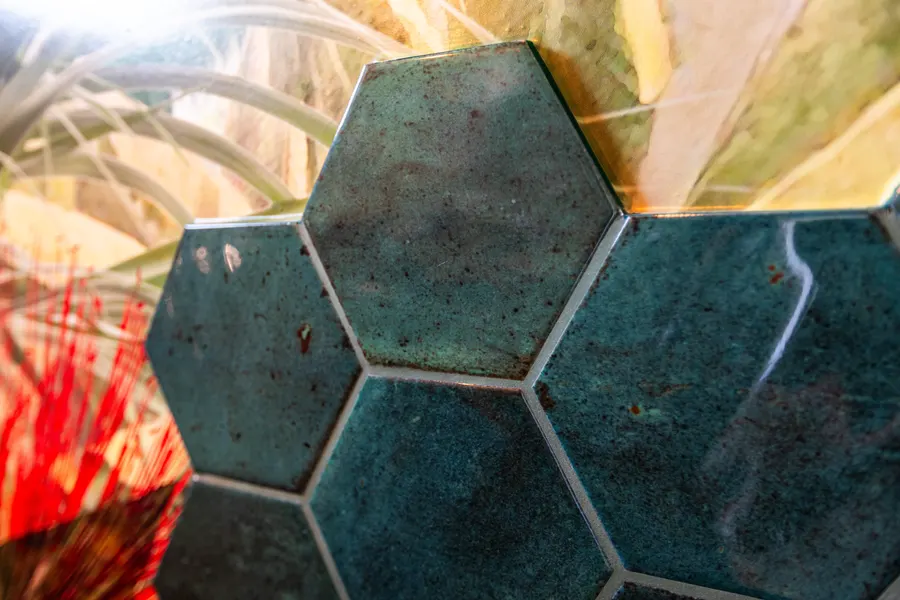 Grüne Hexagonfliesen im Detail