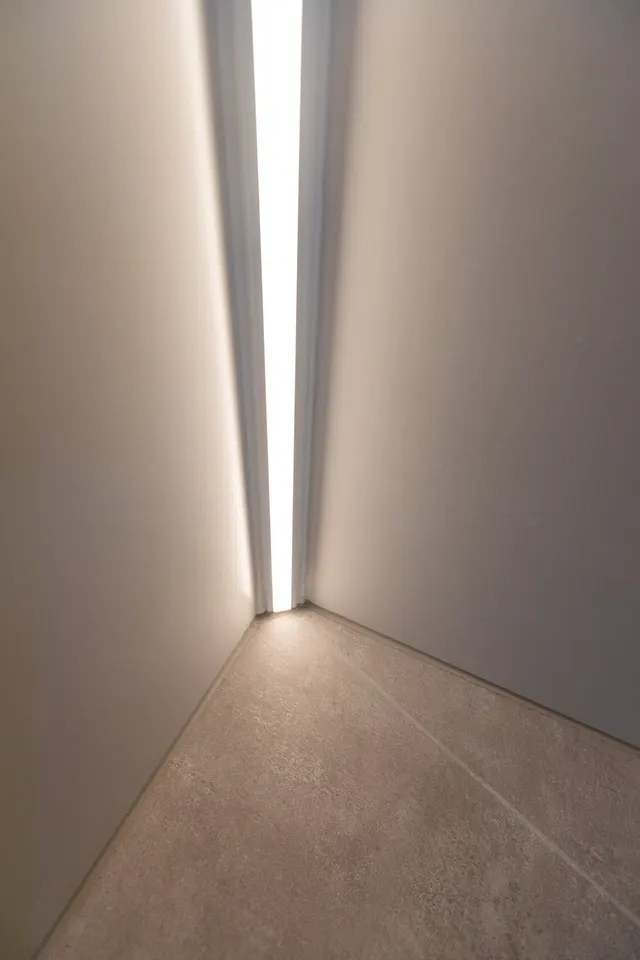 Lichtleiste im Bodenbereich einer Dusche im Detail