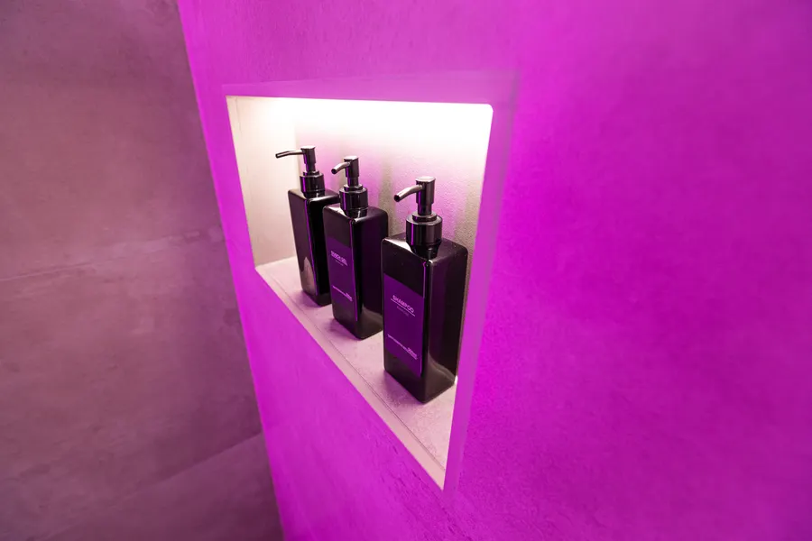 Beleuchtete Nische mit farbigem LED-Licht in einer Dusche